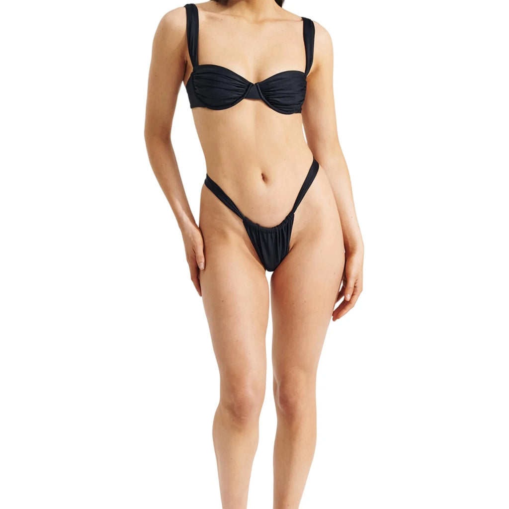 Bikini deux pièces féminin sexy : soutien - gorge froncé et culotte élastique unie — ensemble plage chic et tendance été 2026 - Deliora