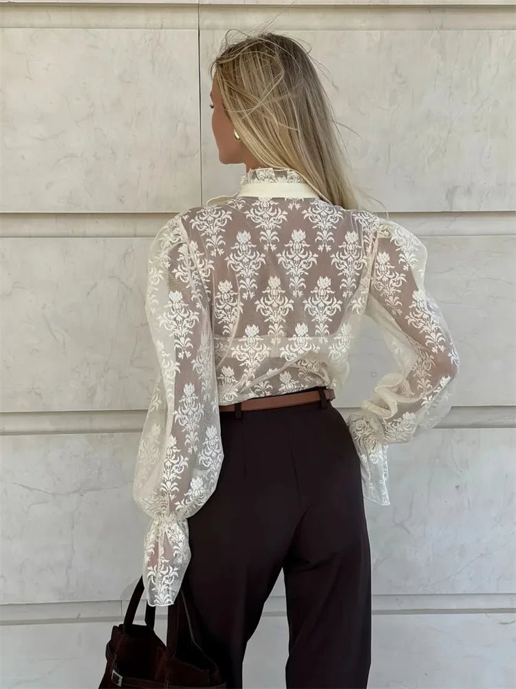 Chemisier féminin Tossy en dentelle imprimée avec volants, patchwork transparent et laçage — manches longues, top chic pour bureau et été 2026 - Deliora