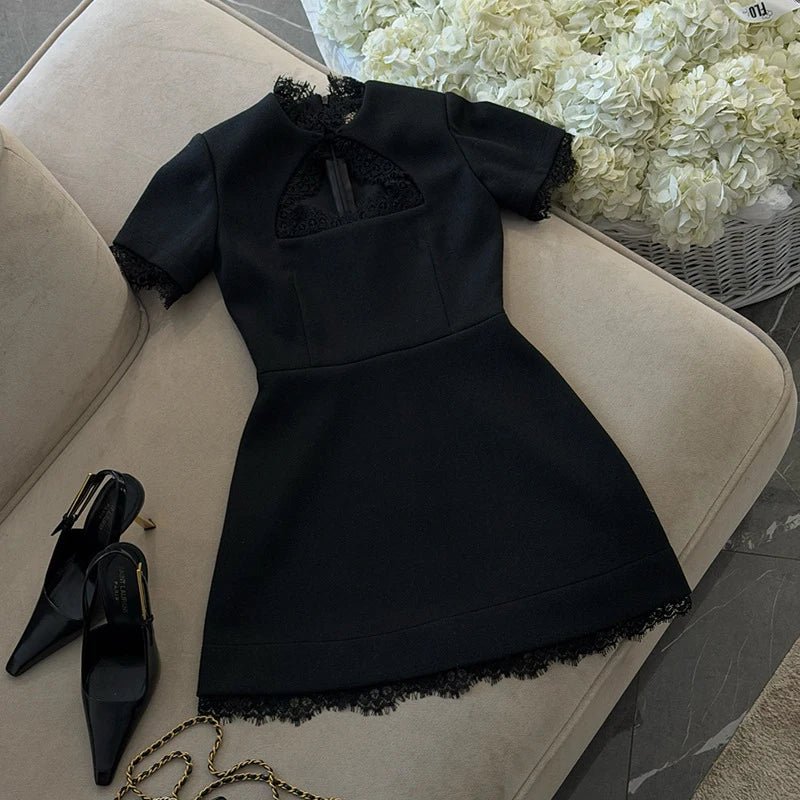 Robe mini noire en dentelle couture, silhouette trapèze taille haute, manches courtes ajourées — élégance chic pour un look urbain sophistiqué 2026 - Deliora