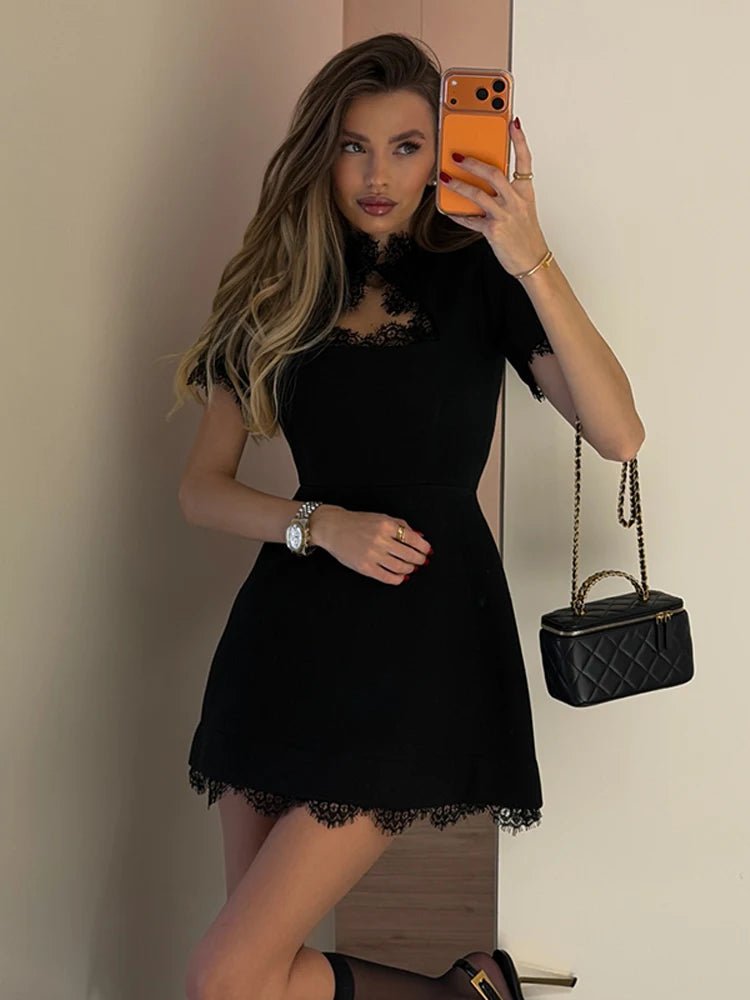 Robe mini noire en dentelle couture, silhouette trapèze taille haute, manches courtes ajourées — élégance chic pour un look urbain sophistiqué 2026 - Deliora