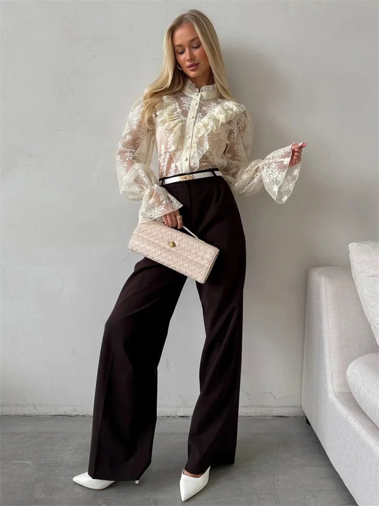 Chemisier féminin Tossy en dentelle imprimée avec volants, patchwork transparent et laçage — manches longues, top chic pour bureau et été 2026 - Deliora