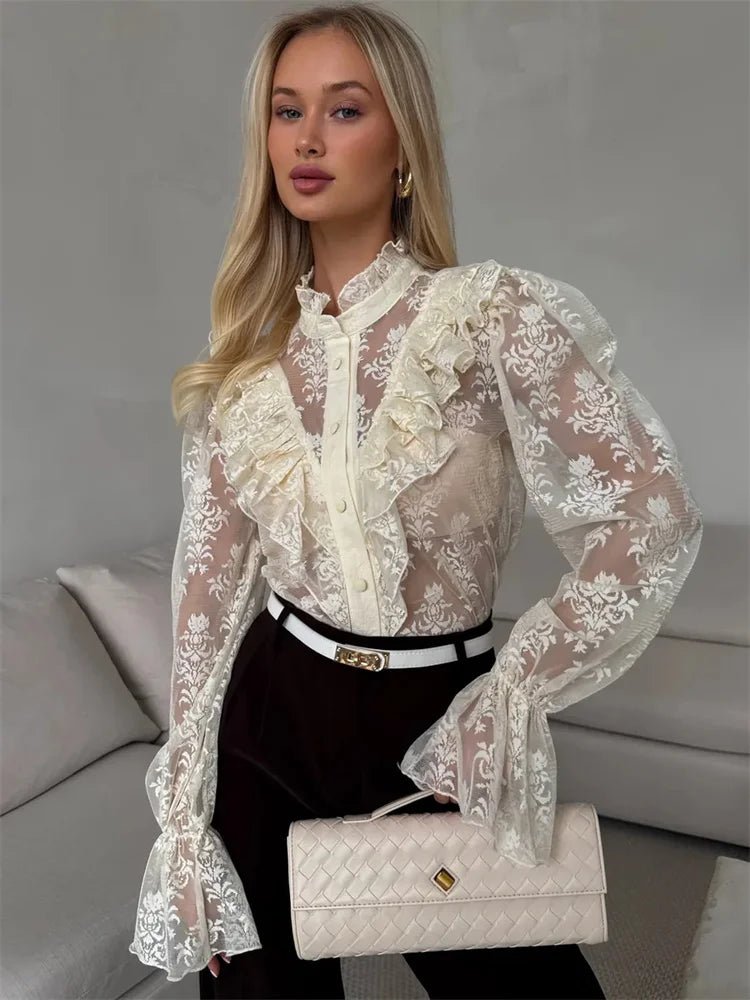 Chemisier féminin Tossy en dentelle imprimée avec volants, patchwork transparent et laçage — manches longues, top chic pour bureau et été 2026 - Deliora