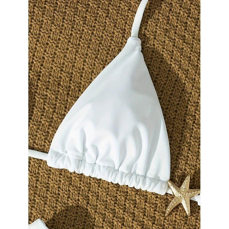 Bikini blanc couture orné d’une étoile de mer métallique, coupe push - up croisée — une silhouette plage sensuelle et résolument fashion 2026 - Deliora