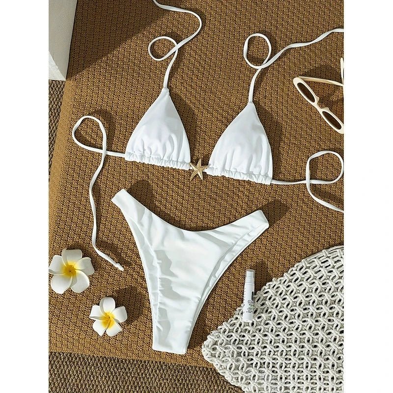 Bikini blanc couture orné d’une étoile de mer métallique, coupe push - up croisée — une silhouette plage sensuelle et résolument fashion 2026 - Deliora