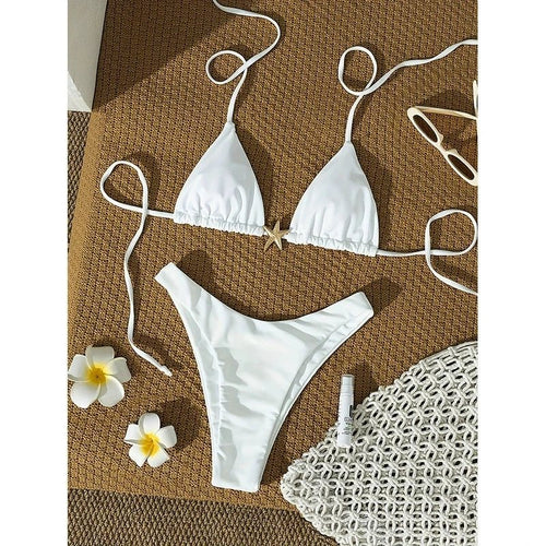 Bikini blanc couture orné d’une étoile de mer métallique, coupe push - up croisée — une silhouette plage sensuelle et résolument fashion 2026 - Deliora