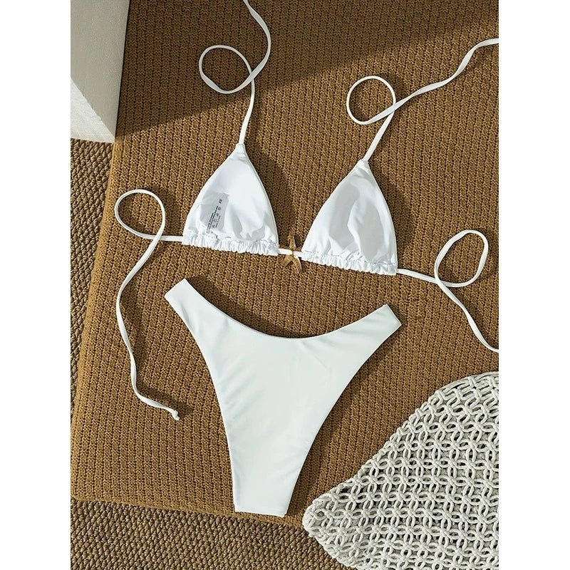 Bikini blanc couture orné d’une étoile de mer métallique, coupe push - up croisée — une silhouette plage sensuelle et résolument fashion 2026 - Deliora