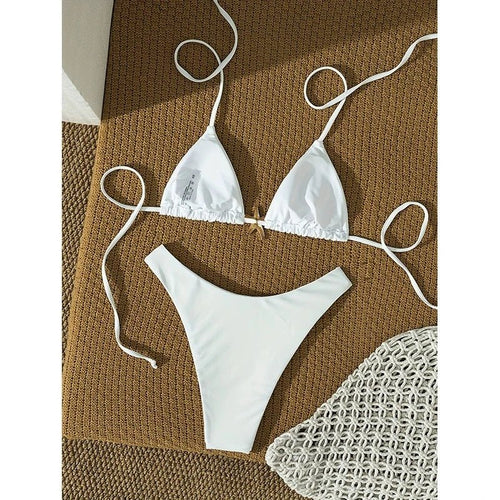 Bikini blanc couture orné d’une étoile de mer métallique, coupe push - up croisée — une silhouette plage sensuelle et résolument fashion 2026 - Deliora