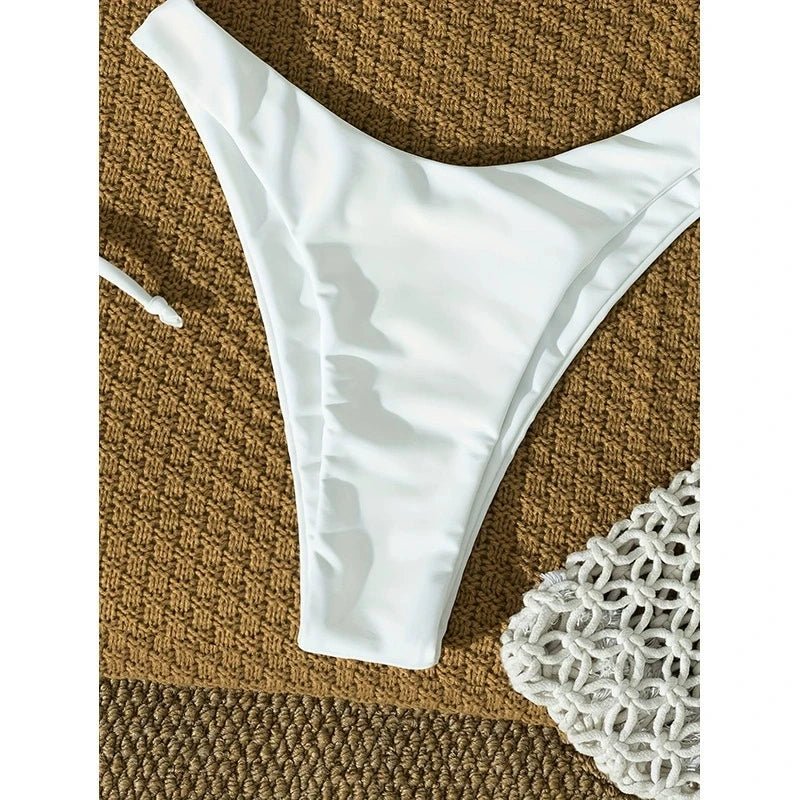 Bikini blanc couture orné d’une étoile de mer métallique, coupe push - up croisée — une silhouette plage sensuelle et résolument fashion 2026 - Deliora