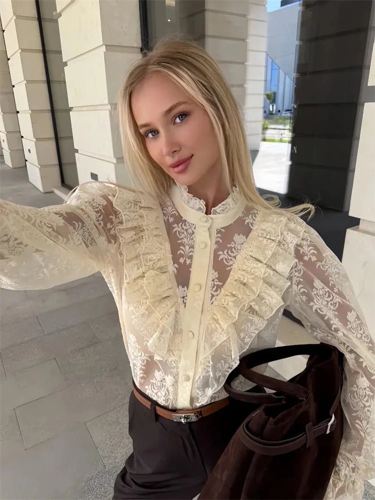 Chemisier féminin Tossy en dentelle imprimée avec volants, patchwork transparent et laçage — manches longues, top chic pour bureau et été 2026 - Deliora