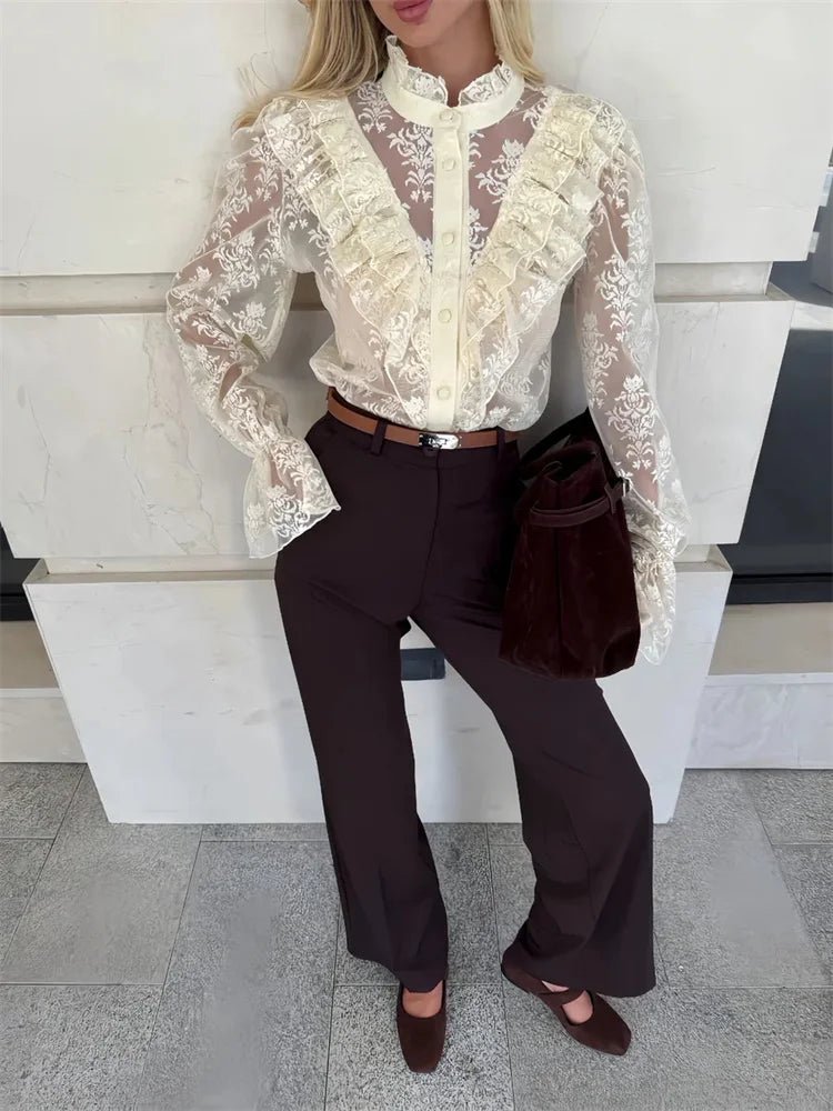 Chemisier féminin Tossy en dentelle imprimée avec volants, patchwork transparent et laçage — manches longues, top chic pour bureau et été 2026 - Deliora